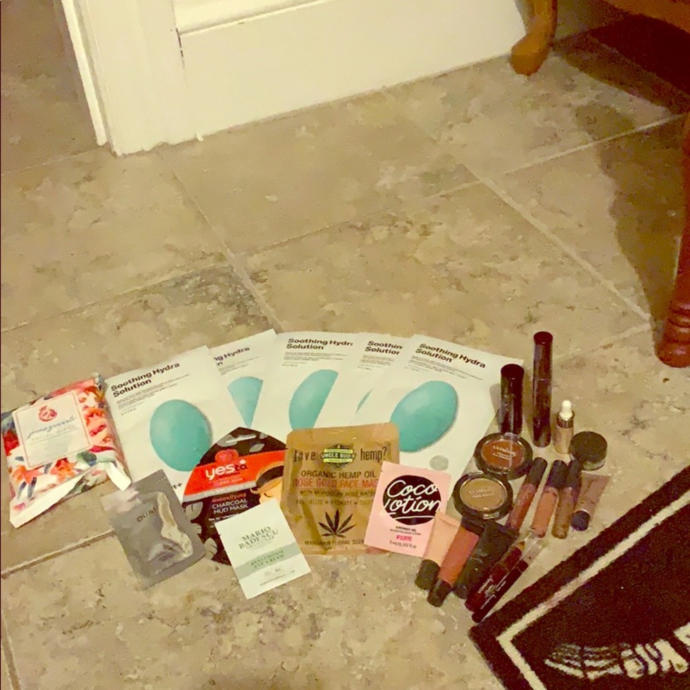 Make up and face mask bundle ! 💓💓🖤